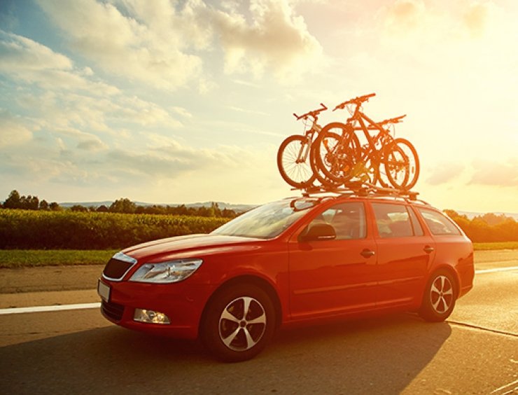 auto con biciclette fissate sul tetto