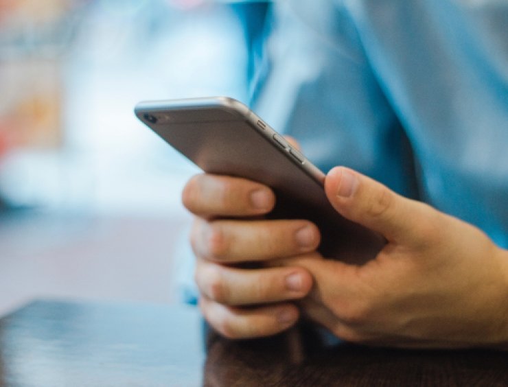 mani che usano uno smartphone