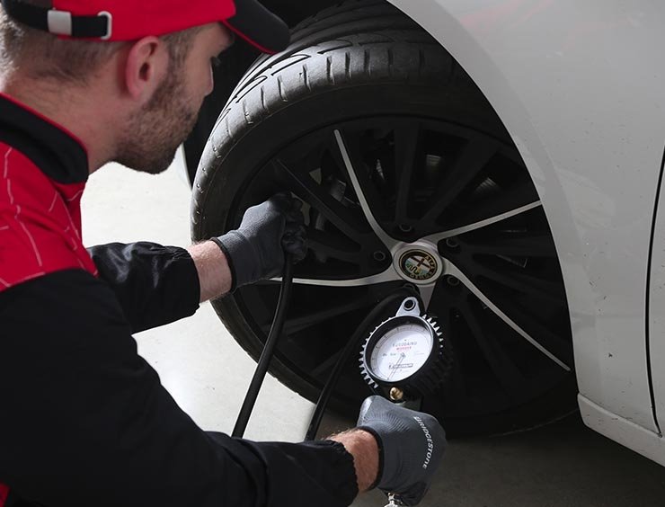 Verifica l’eventuale presenza di danni o di usura irregolare