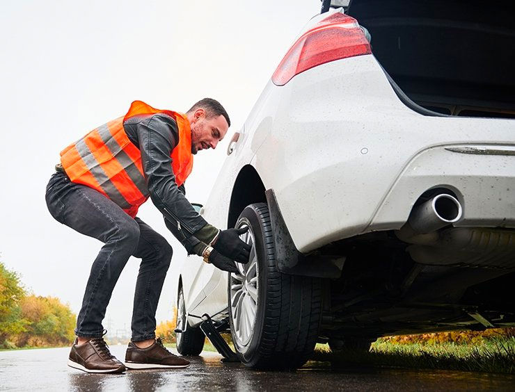 Come cambiare i pneumatici forati: i 10 step