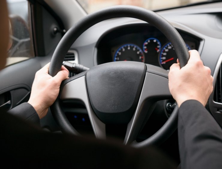 mani sul volante