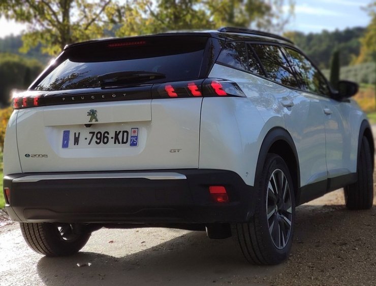 Peugeot E-2008