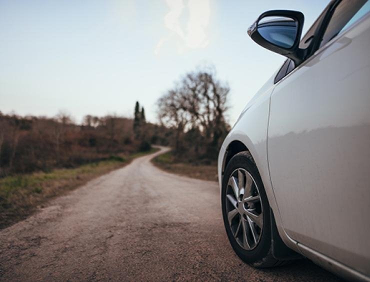 une voiture garée sur le bord d'une route